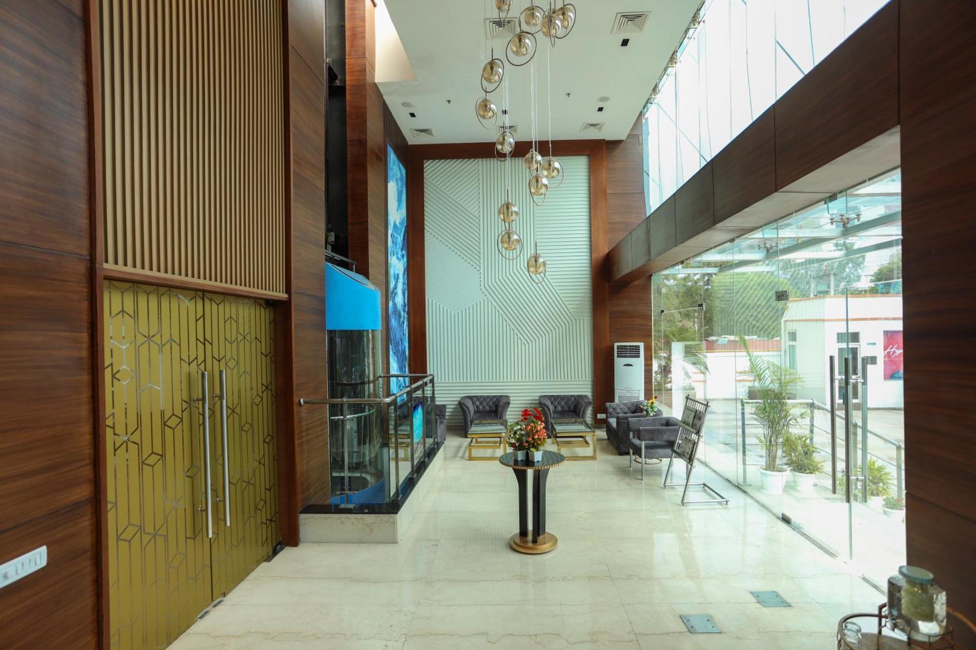 Hyphen Business Hotel Noida Extérieur photo