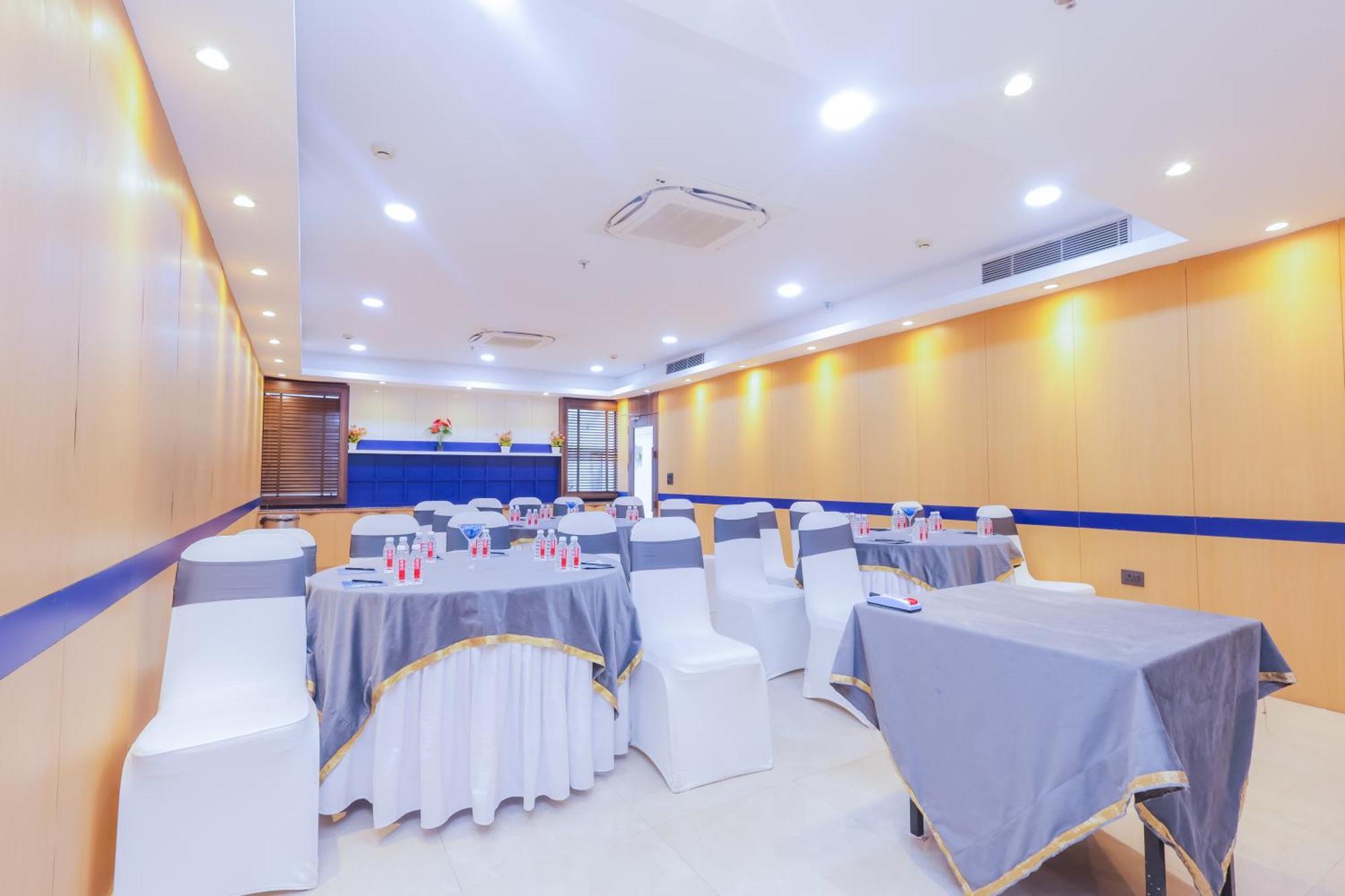 Hyphen Business Hotel Noida Extérieur photo